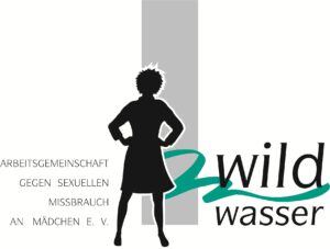 Logo: Wildwasser. Arbeitsgemeinschaft gegen sexuellen Missbrauch an Mädchen e. V. Inmitten der Schrift sind die Umrisse einer Person im Rock abgebildet, die beide Arme in die Hüfte stemmt.